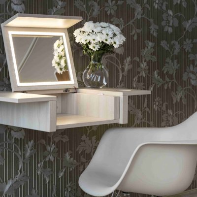 Detail osvětleného stolku