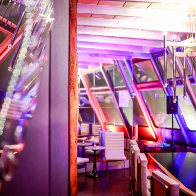 Netradičně nasvícený salónek